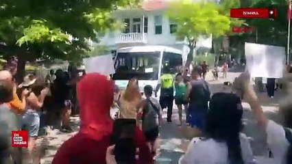 Adalar'da polis ile vatandaşlar arasında minibüs arbedesi