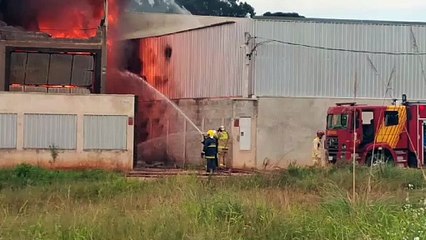 Incêndio a barracão mobiliza Corpo de Bombeiros e explosões assustam moradores