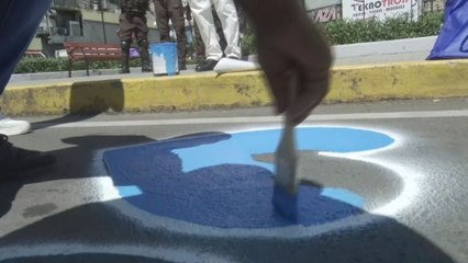 Pintan corazones azules en la Plaza 5 de Mayo