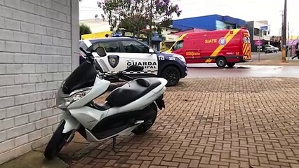 Mulher sofre contusões em acidente de moto na Avenida Papagaios