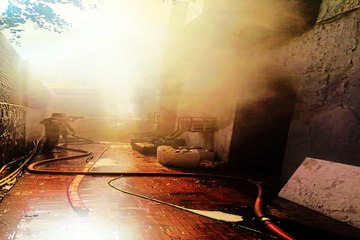 फैक्ट्री में शॉर्ट सर्किट से लगी आग .... देखें वीडियो ...