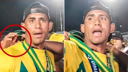 A jugador del Atlético Bucaramanga en Colombia le roban la medalla de campeón en pleno festejo