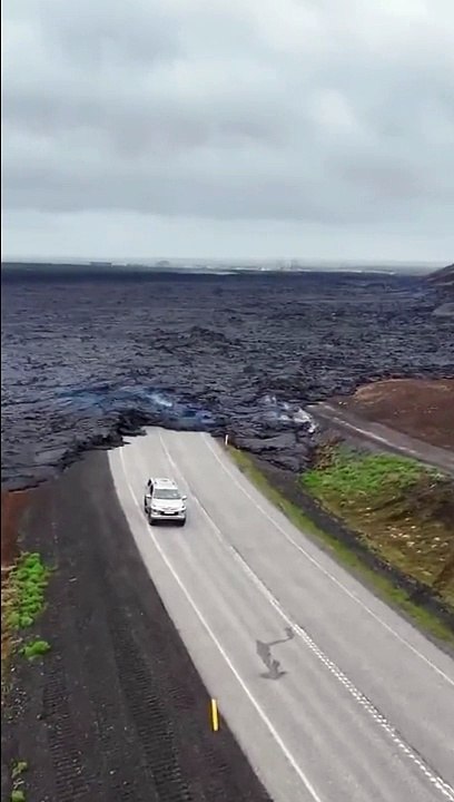 Cette voiture se retrouve face à une coulée de lave sur une route d'islande