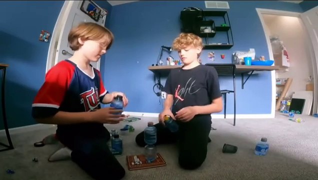 Ces 2 gamins réalisent un double trick incroyable... et n'en croient pas leurs yeux