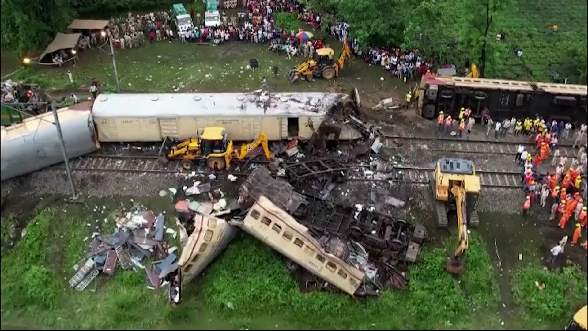 Decenas de muertos y heridos tras colisionar dos trenes en la India