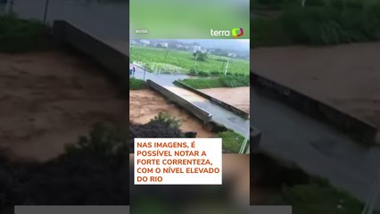 Ponte desaba segundos após passagem de pedestre na China #shorts