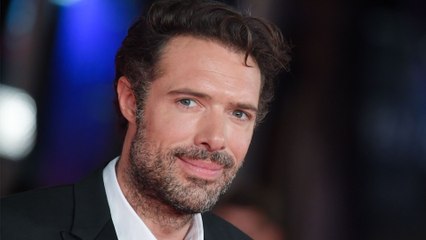 GALA VIDEO - Nicolas Bedos : moment de recueillement sur la tombe de Guy avec sa compagne et sa fille, une émouvante photo partagée