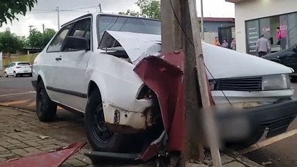 Segundou com confusão! Motorista bate em poste e sai no soco com populares que tentavam ajudá-lo