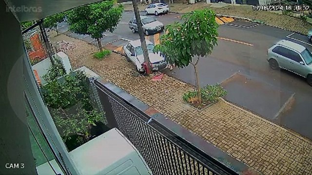 Câmera de monitoramento registra acidente seguido de pancadaria na Rua Xavantes