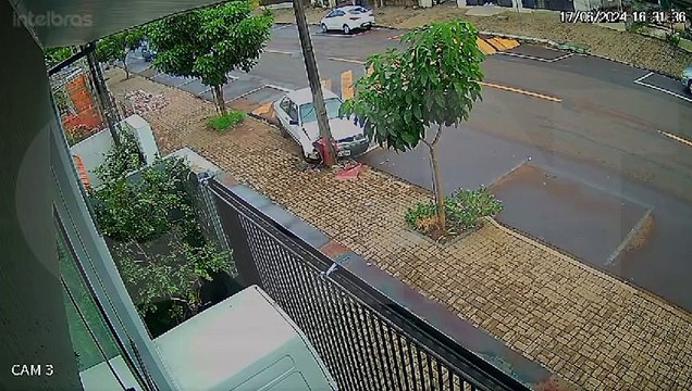 Câmera de monitoramento registra acidente seguido de pancadaria na Rua Xavantes