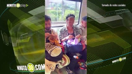 Hombres tejiendo en público para romper estereotipos en el Metro de Medellín