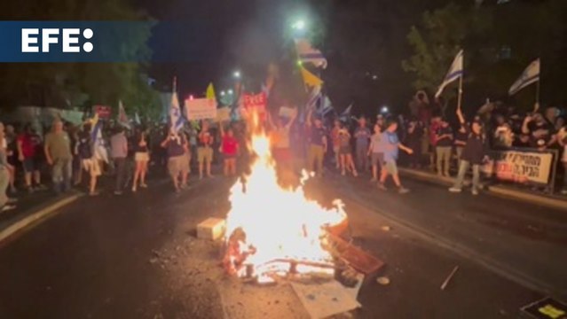 Miles de israelíes protestan frente al Parlamento para pedir elecciones y un acuerdo para los rehenes