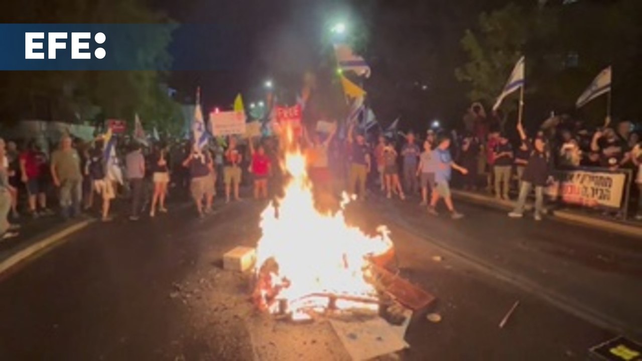 Miles de israelíes protestan frente al Parlamento para pedir elecciones y un acuerdo para los rehenes