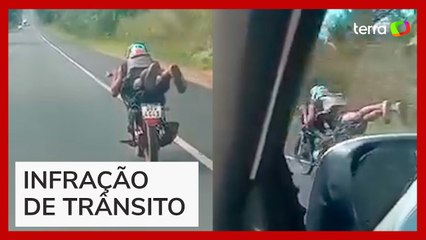 Homem é flagrado pilotando motocicleta deitado em BR no Maranhão