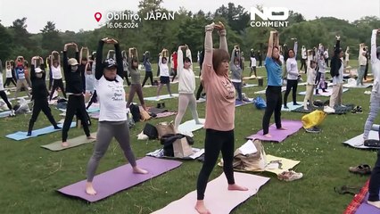 حصة يوغا جماعية في حديقة عامة في اليابان.. استعداداً ليوم اليوغا العالمي