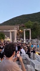 Efes Antik Kenti'nde "özel davet" krizi: Kütüphaneye alınmayan vatandaşlar tepki gösterdi