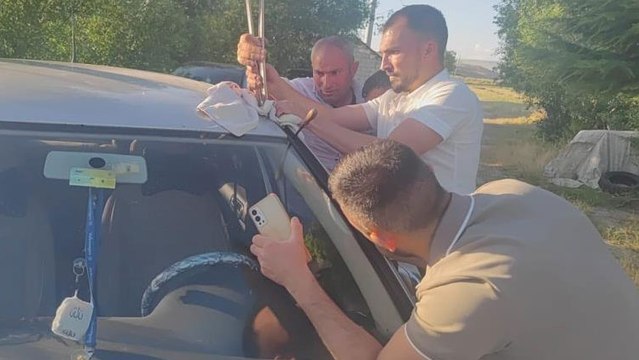 Arabada mahsur kalan çocuk için seferber oldular!