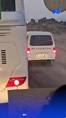 سيدة تسير وحدها نحو جبل عرفات بدون مساعدة أو ركوب سيارة