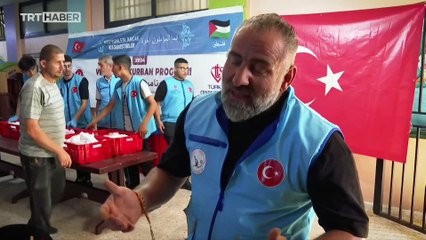 TRT Haber TDV'nin, Filistinli mültecilere kurban eti dağıtımını görüntüledi