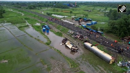 এ দৃশ্য অসহনীয়! প্রাণ নিয়ে শিয়ালদা পৌঁছে কেঁদে ফেললেন যাত্রী, কী অবস্থা রেল পরিষেবার?