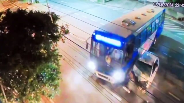 Duas pessoas ficam feridas em acidente entre carro e ônibus