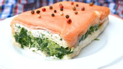 Pastel frío con pan de molde de salmón y espinacas