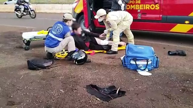 Motociclistas ficam feridos em forte colisão de trânsito na marginal da BR-277, em Cascavel