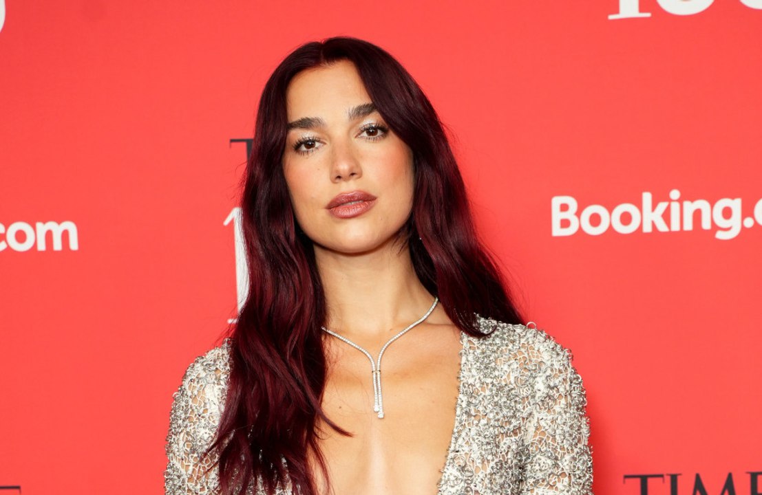 Dua Lipa: Lippenstift ist ihr 'Lebensretter'