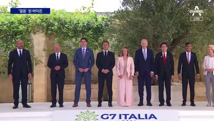 바이든, 엉뚱한 곳 보고 10초 얼음…“영상 왜곡”