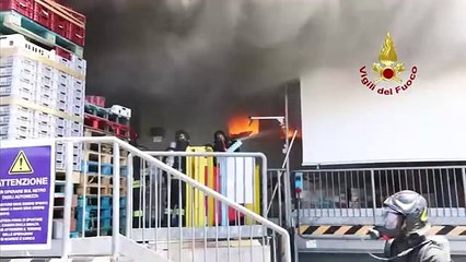 Incendio all'Esselunga di Sesto Fiorentino: l'intervento dei vigili del fuoco