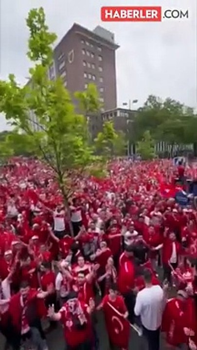 Milli takımımızın futbol elçisi Yağmur Tanrısensin, Dortmund'da taraftara üçlü çektirdi