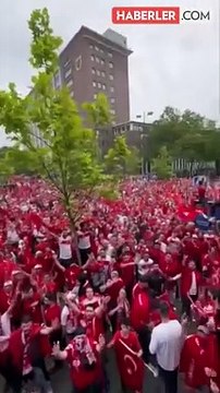 Milli takımımızın futbol elçisi Yağmur Tanrısensin, Dortmund'da taraftara üçlü çektirdi