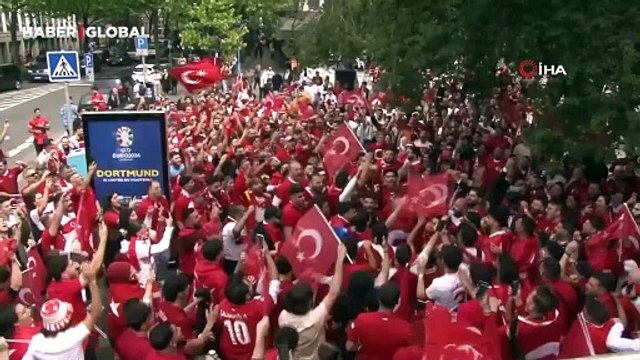Dortmund'da Türk taraftarlar sokakları kırmızı-beyaza boyadı