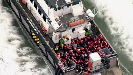 Télécharger la video: Pelo menos 85 migrantes resgatados no Canal da Mancha perto de Dover