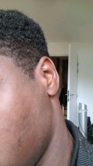 Est-ce que tu peux aussi faire bouger ton oreille     comme moi ?
