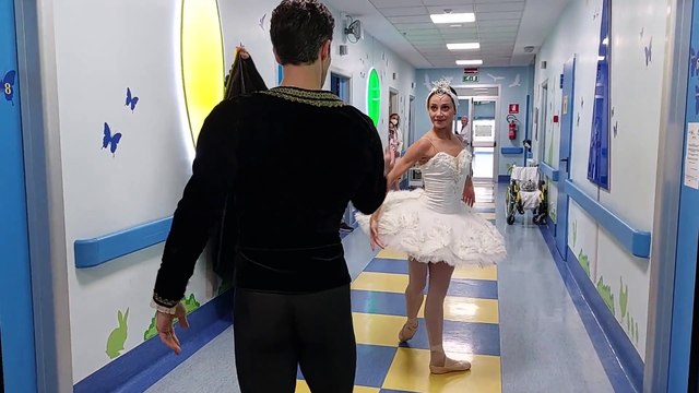 Roberto Bolle e Nicoletta Manni ballano 'Il Lago dei Cigni' nelle corsie dell'ospedale Buzzi a Milano