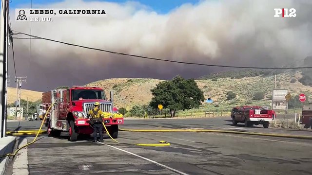 Los bomberos luchan contra un incendio declarado en Lebec, California