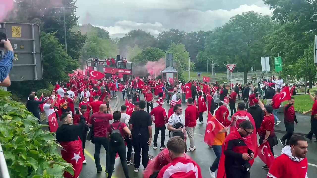 Dortmund ist rot statt gelb: Türkei-Fans feiern vor ihrem Auftaktspiel