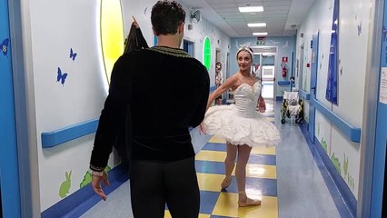 Roberto Bolle balla tra le corsie dell'ospedale Buzzi di Milano