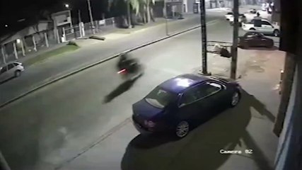 Video: Motociclista falleció al chocar contra un poste al hacer una 'maniobra'