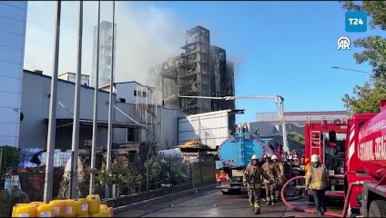 Tuzla'da fabrikada çıkan yangına itfaiye müdahale ediyor
