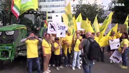 Milano, animalisti e Coldiretti si fronteggiano davanti alla Regione