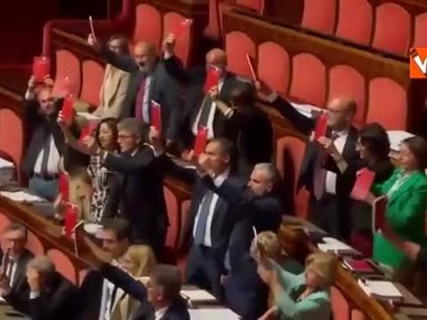 Premierato, sì del Senato, l’opposizione sventola la costituzione per protesta