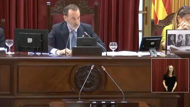 Polémica en Baleares: el presidente del Parlamento, de Vox, rompe una foto de víctimas del franquismo.