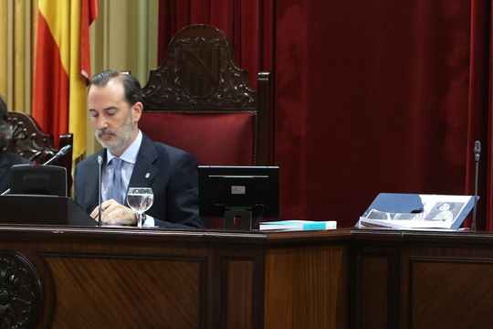 El presidente del Parlament, Gabriel Le Senne, rompe una foto de Aurora Picornell en el pleno en el que se debatía la derogación de la ley de memoria democrática