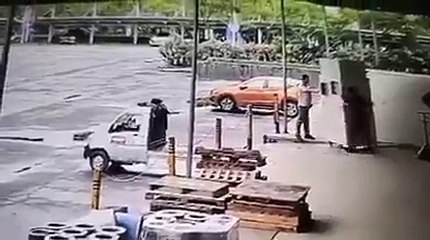 Captan cuando refrigerador cae sobre trabajador