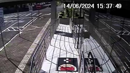 Câmera flagra acidente entre Fiesta e caminhão no Centro