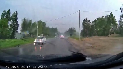 La foudre tombe tout prêt et détruit un poteau électrique