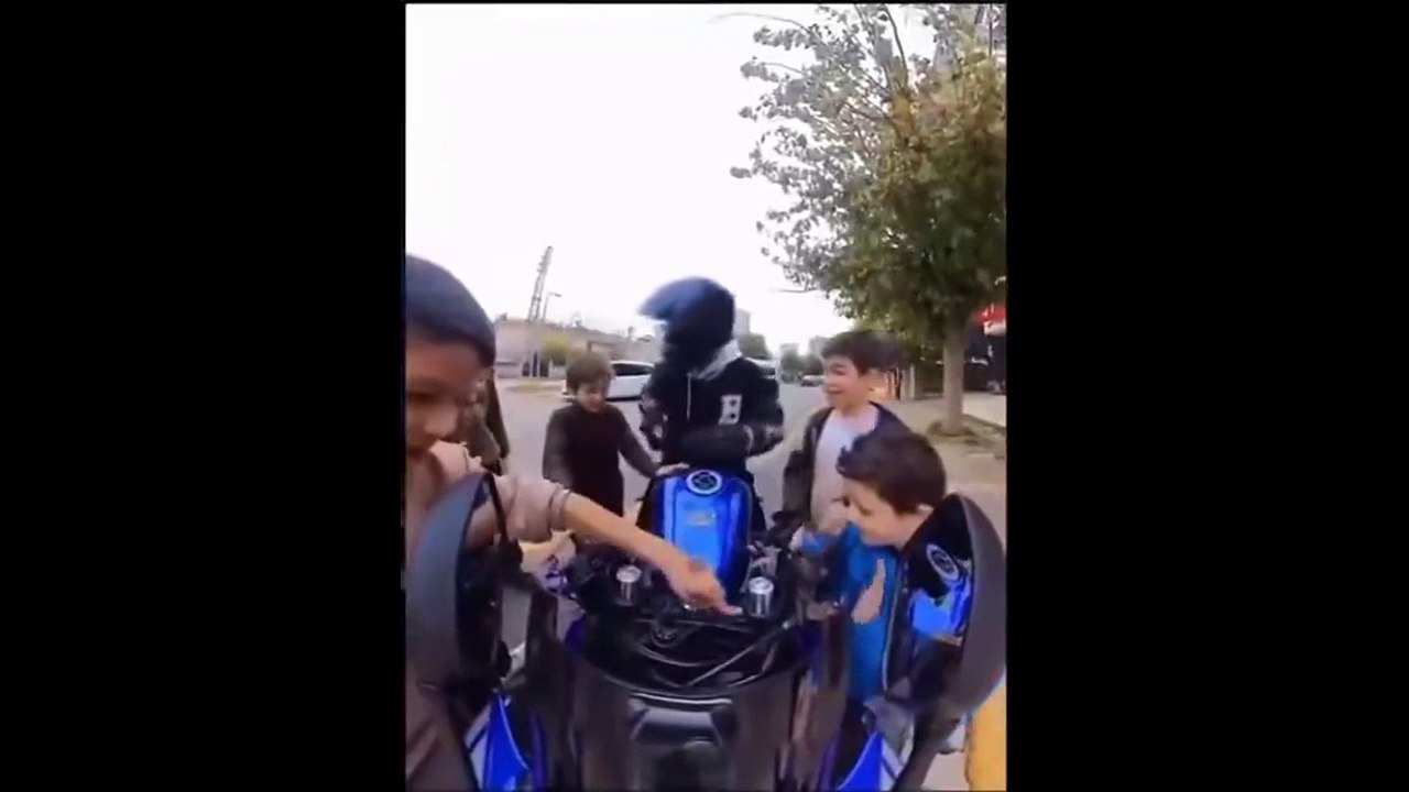 Quand tu montres ta moto à des enfants... FAIL