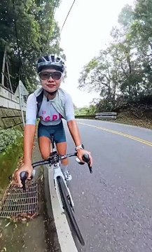 Un camion frôle un cycliste qui passe un mauvais moment